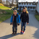 Skaugum, 2014. Prins Sverre Magnus og Prinsesse Ingrid Alexandra tar følge til skolen. Foto: Kronprinsparet / Det kongelige hoff